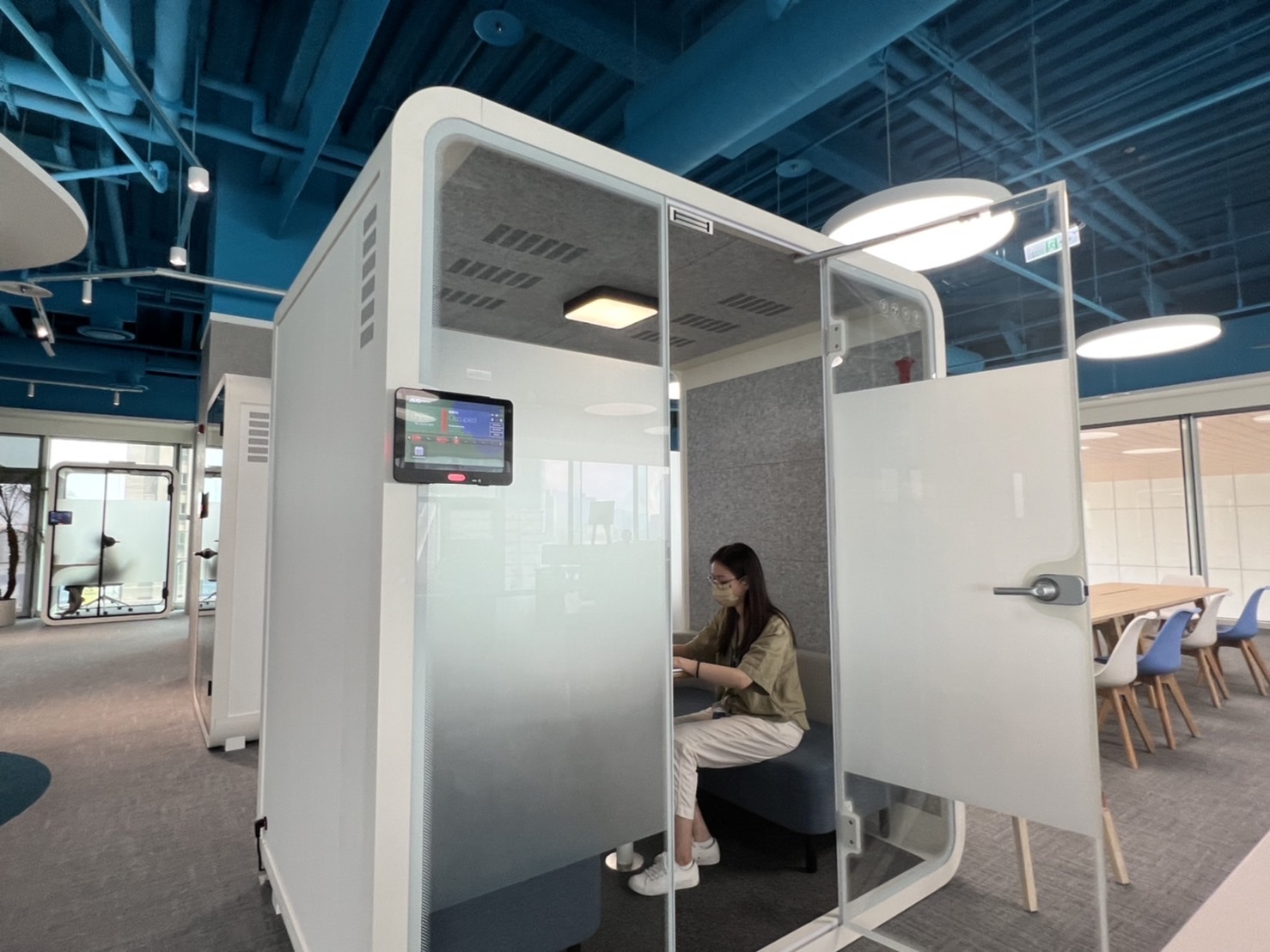 公海jcjc5500高雄據點的智慧行動辦公艙，展現公海jcjc5500在面板以外的研發應用軟實力