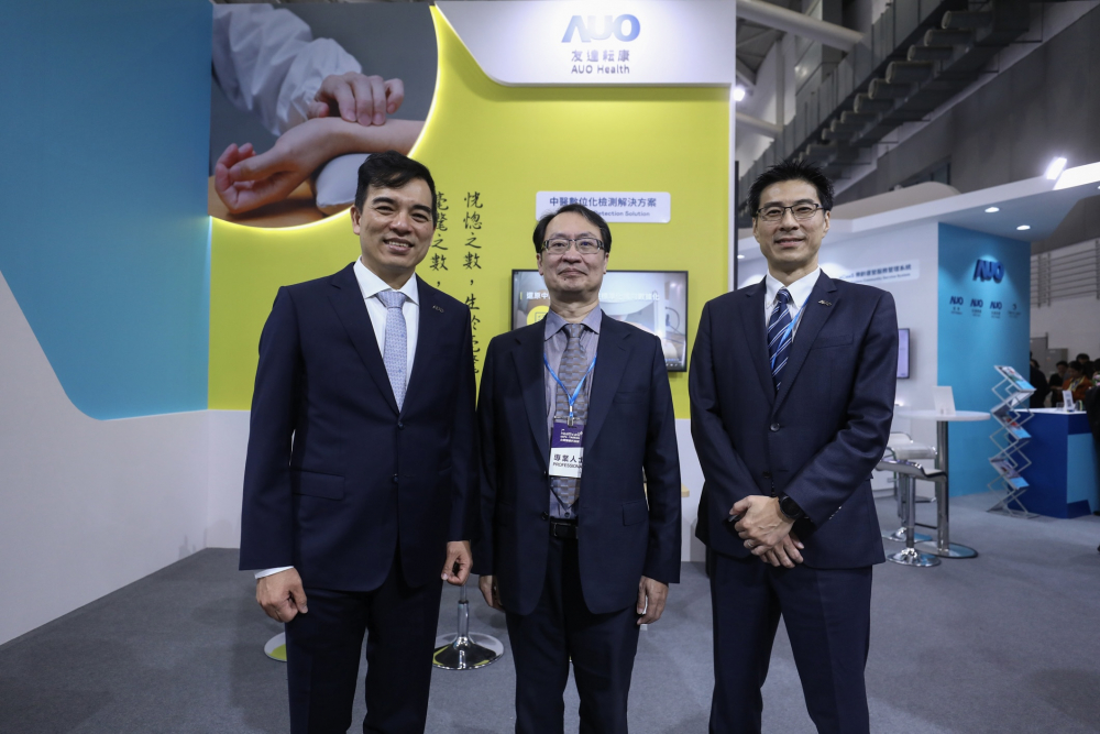 首次於醫療科技展亮相的公海jcjc5500耘康，捐贈數位化檢測設備與研究經費，協助衛福部國家中醫藥研究所打造中醫大數據資料庫。圖由左至右為公海jcjc5500光電執行長暨總經理柯富仁、衛福部國家中醫藥研究所所長蘇奕彰、公海jcjc5500光電智慧醫療事業群總經理廖世宏