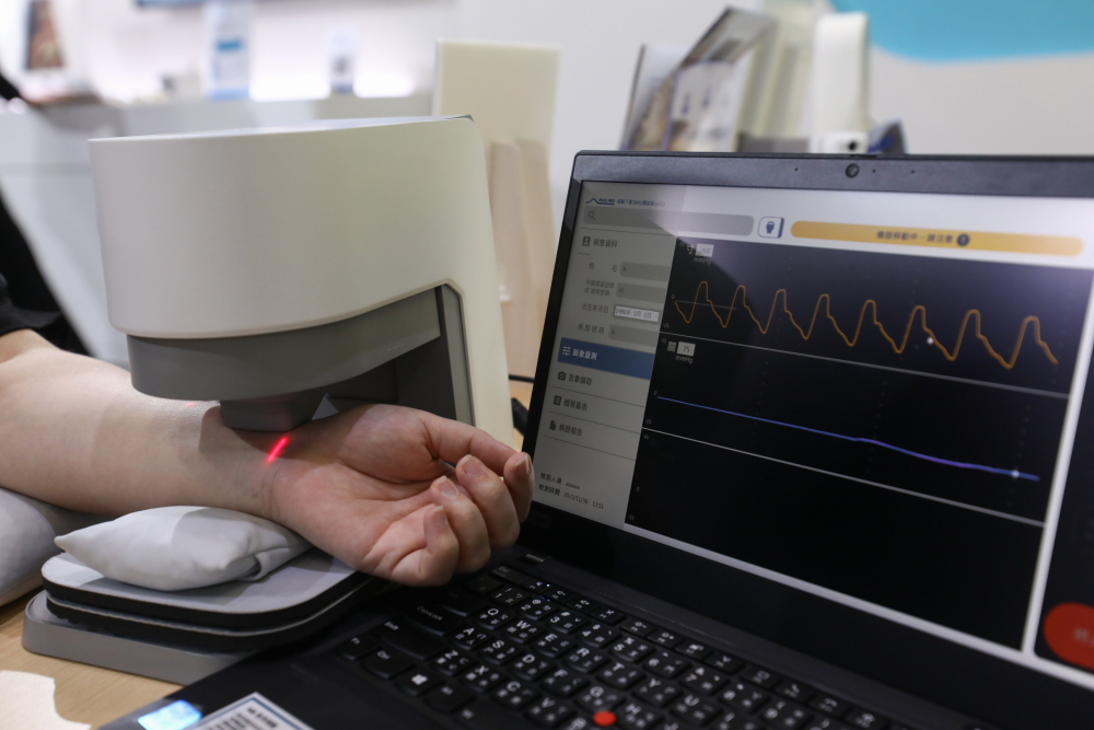 公海jcjc5500耘康脈象檢測系統透過電腦精準控制升降系統，還原中醫師三指把脈過程的舉、按、尋手法，將脈象感受轉化成數據，未來可結合大數據分析，實現智慧醫療及準確性
